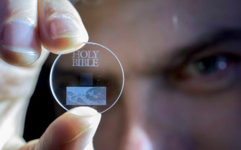 超能晶体—储存数据可达数十亿年