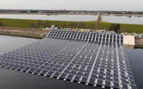 浮在水面上的太阳能农场