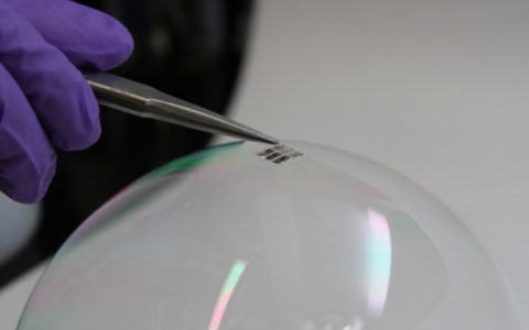 可以放在肥皂泡上的轻薄太阳能电池