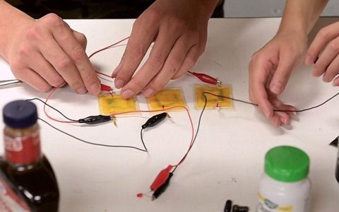 饿了别叫妈,或许你可以咬一口这块电池!