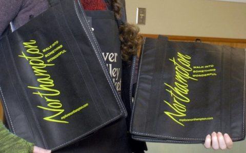 嫌一次性塑料袋不环保？纸袋和重复使用袋也不见得是个好主意！