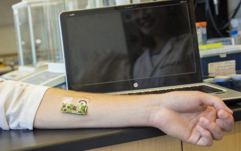 神奇!穿戴式测酒器