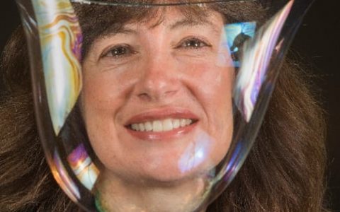 用二氧化碳吹出七彩的泡泡