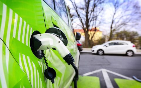 说出来你可能不信——隐形眼镜材料居然可以给电动汽车快速充电?!