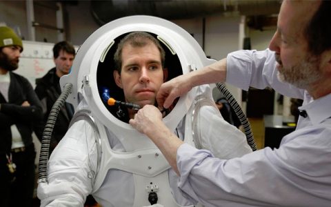 RISD为未来NASA火星着陆设计碳纤维航空服