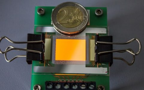 用石墨烯电极制造的第一个透明OLED显示器